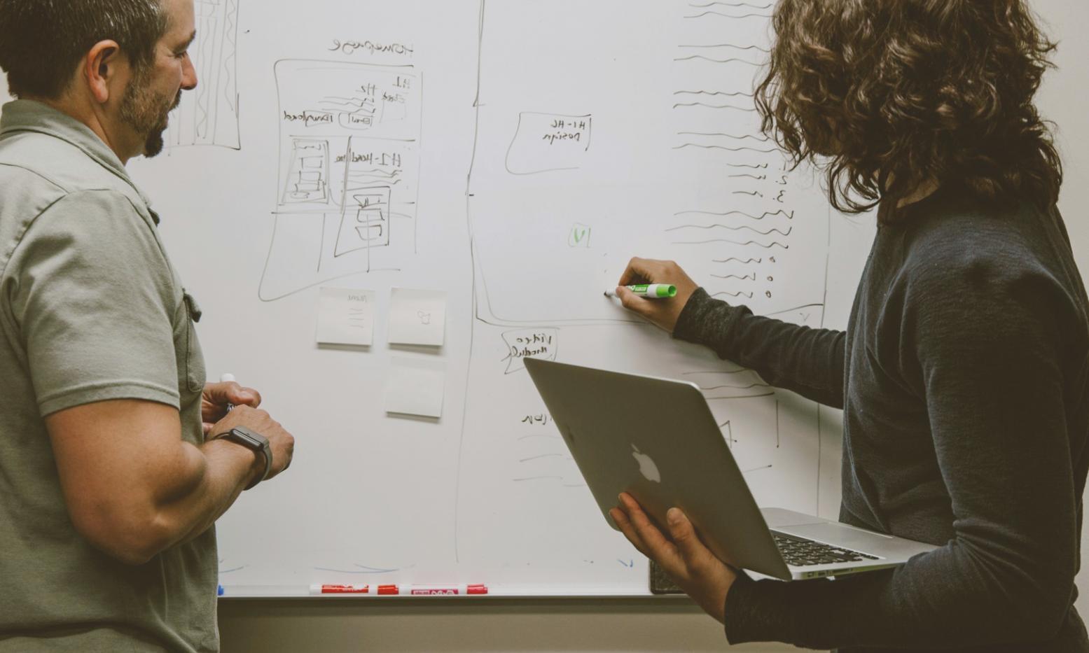 Verschiedene SEO-Tools und Analytics-Interfaces auf einem Bildschirm