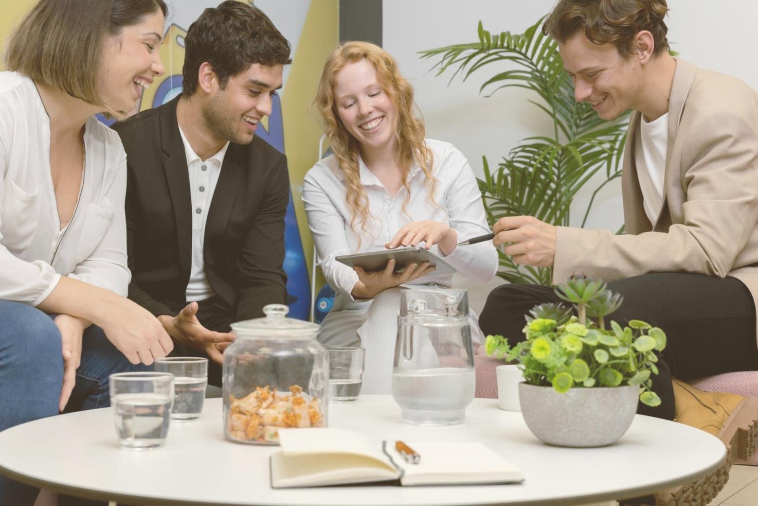 Team bei der Analyse von Keyword-Performance und Ranking-Entwicklungen